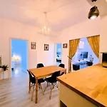 Downtown Spacious Retreat Apartment Bucharest