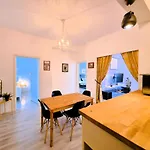 Downtown Spacious Retreat * Bucharest