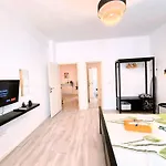 Downtown Spacious Retreat Apartment *