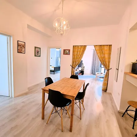 Downtown Spacious Retreat Apartament *