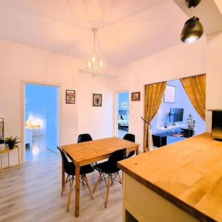 Downtown Spacious Retreat * Bukarest