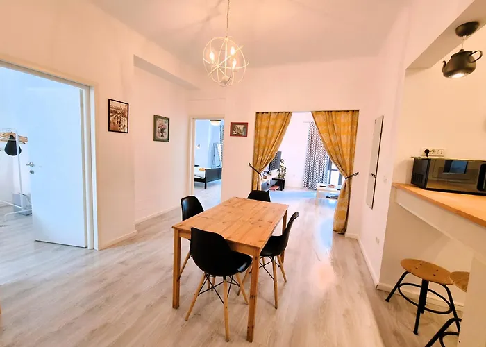 Downtown Spacious Retreat Apartament *