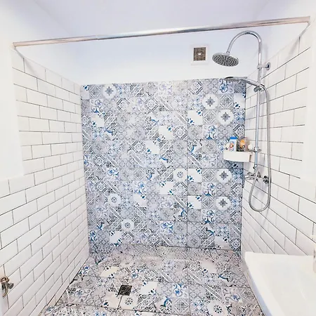 Downtown Spacious Retreat Бухарест