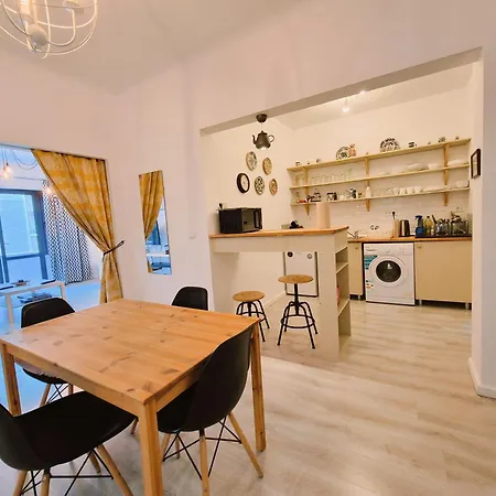 Downtown Spacious Retreat Бухарест